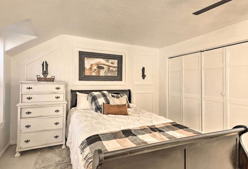 Peaceful Luna Farmhouse With Wraparound Porch!