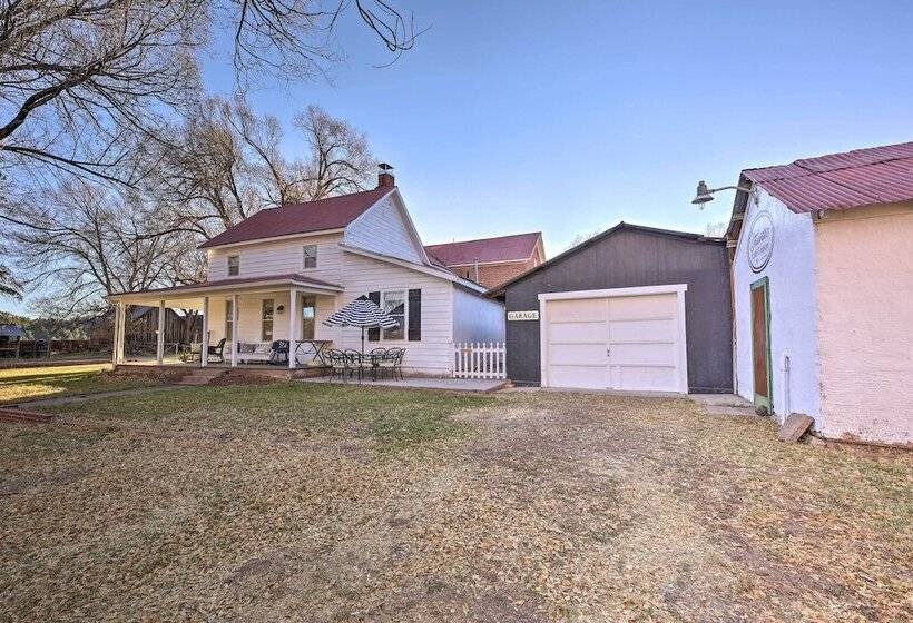 Peaceful Luna Farmhouse With Wraparound Porch!