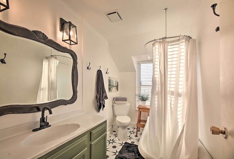 Peaceful Luna Farmhouse With Wraparound Porch!