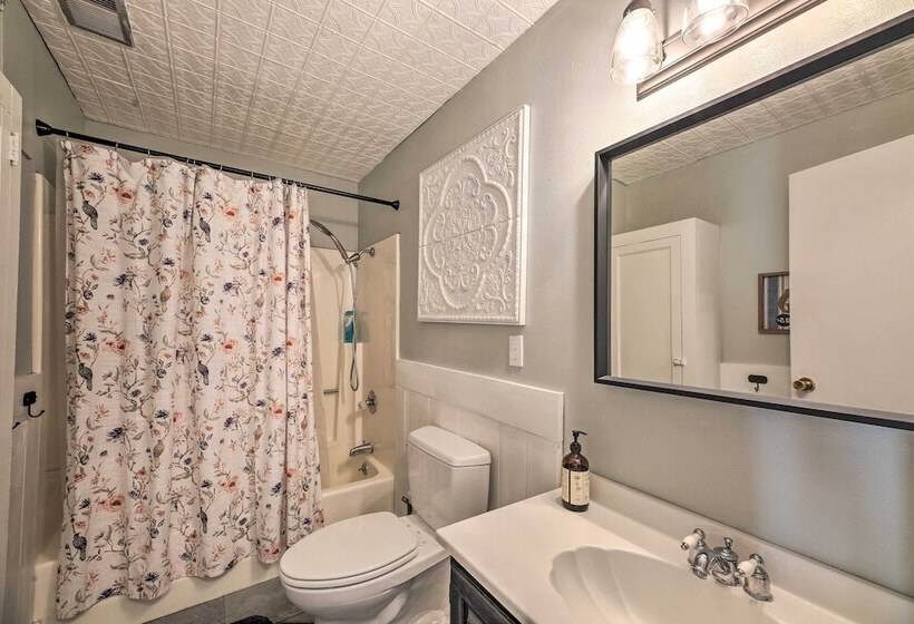 Peaceful Luna Farmhouse With Wraparound Porch!