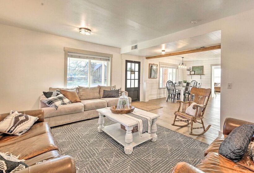 Peaceful Luna Farmhouse With Wraparound Porch!