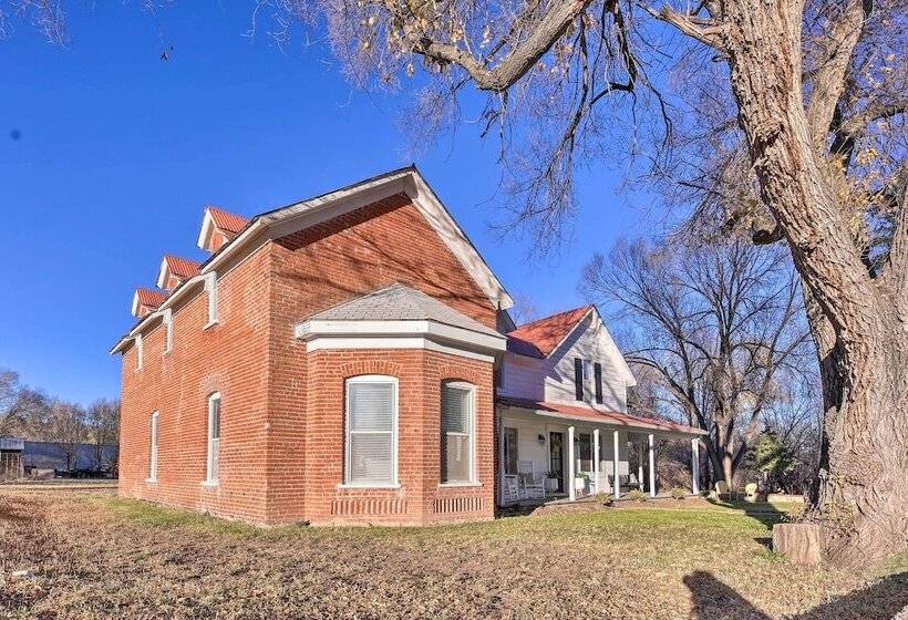 Peaceful Luna Farmhouse With Wraparound Porch!