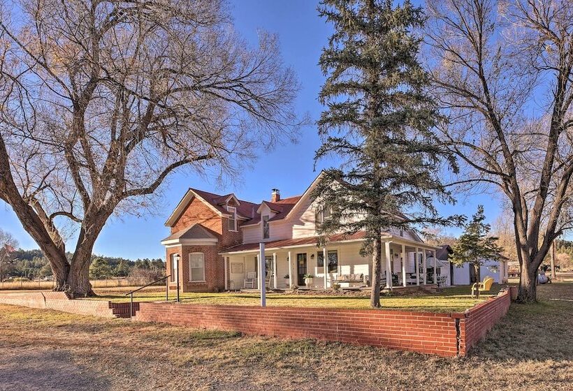 Peaceful Luna Farmhouse With Wraparound Porch!