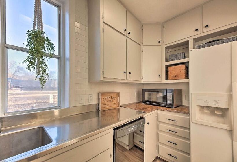 Peaceful Luna Farmhouse With Wraparound Porch!