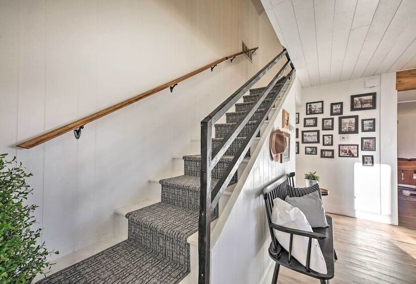 Peaceful Luna Farmhouse With Wraparound Porch!