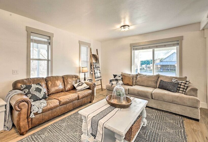 Peaceful Luna Farmhouse With Wraparound Porch!