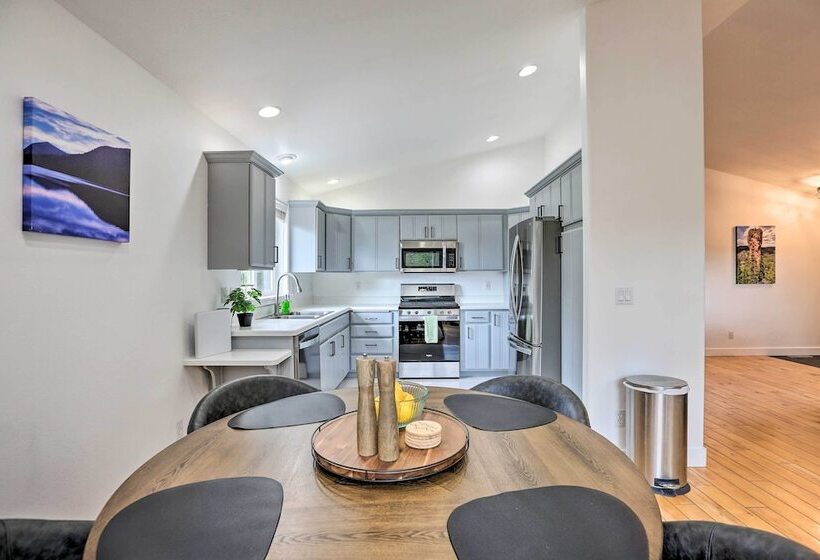 Pet Friendly Bend Home W/ Hot Tub & Patio!