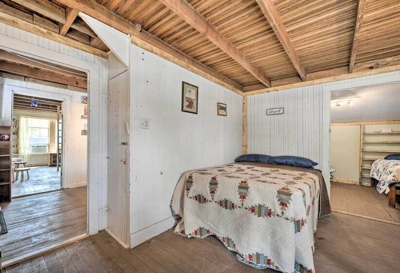 Pet Friendly Harper Farmhouse W/ Large Deck!