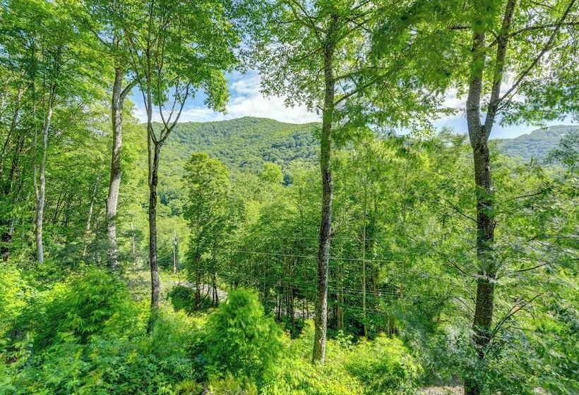 Pet Friendly Home W/ Deck + Mountain Views!