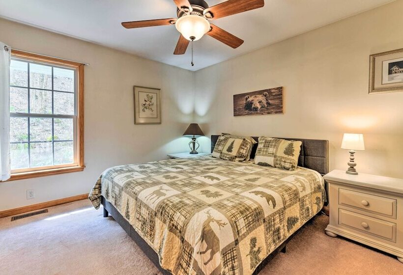 Pet Friendly Home W/ Deck + Mountain Views!