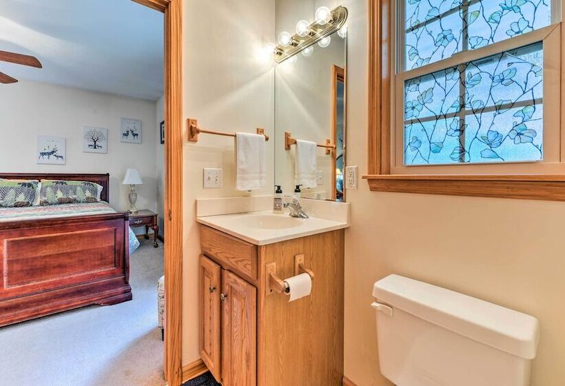 Pet Friendly Home W/ Deck + Mountain Views!