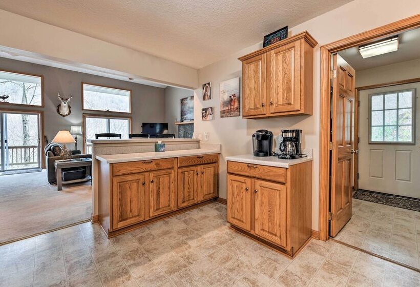 Pet Friendly Home W/ Deck + Mountain Views!