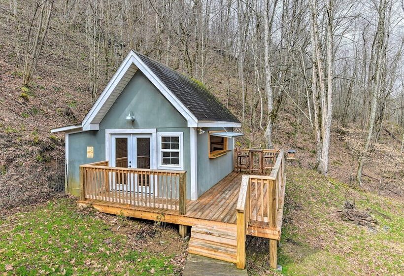 Pet Friendly Home W/ Deck + Mountain Views!