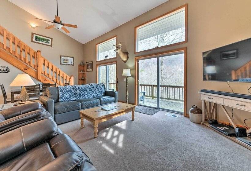 Pet Friendly Home W/ Deck + Mountain Views!