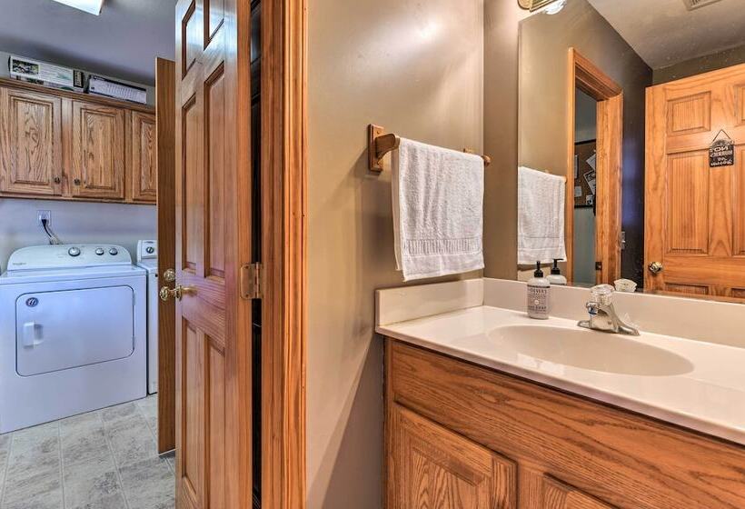 Pet Friendly Home W/ Deck + Mountain Views!