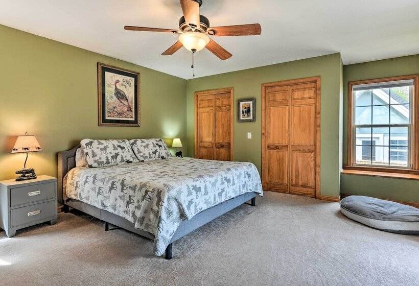 Pet Friendly Home W/ Deck + Mountain Views!