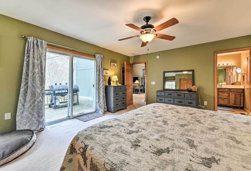 Pet Friendly Home W/ Deck + Mountain Views!