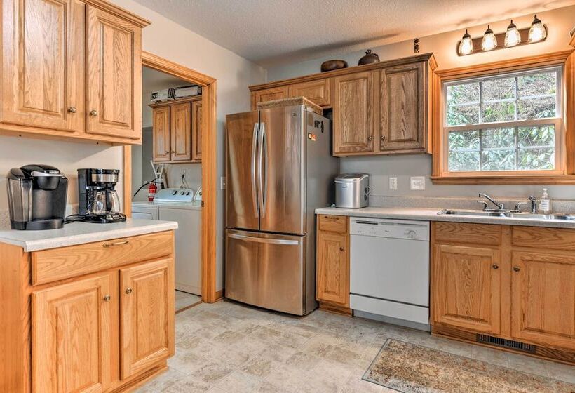 Pet Friendly Home W/ Deck + Mountain Views!