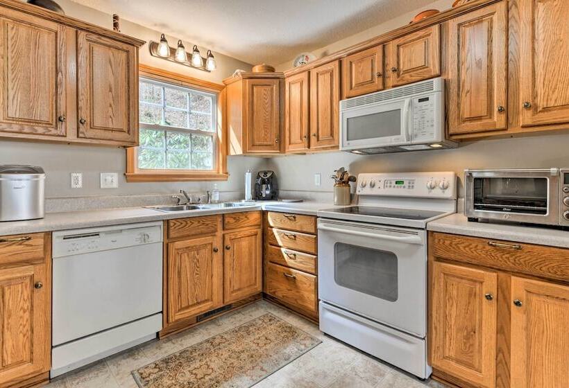 Pet Friendly Home W/ Deck + Mountain Views!