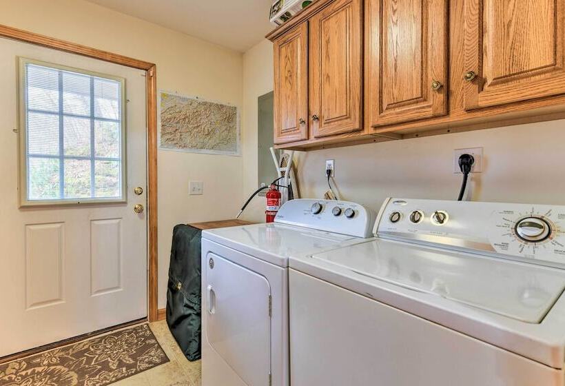 Pet Friendly Home W/ Deck + Mountain Views!