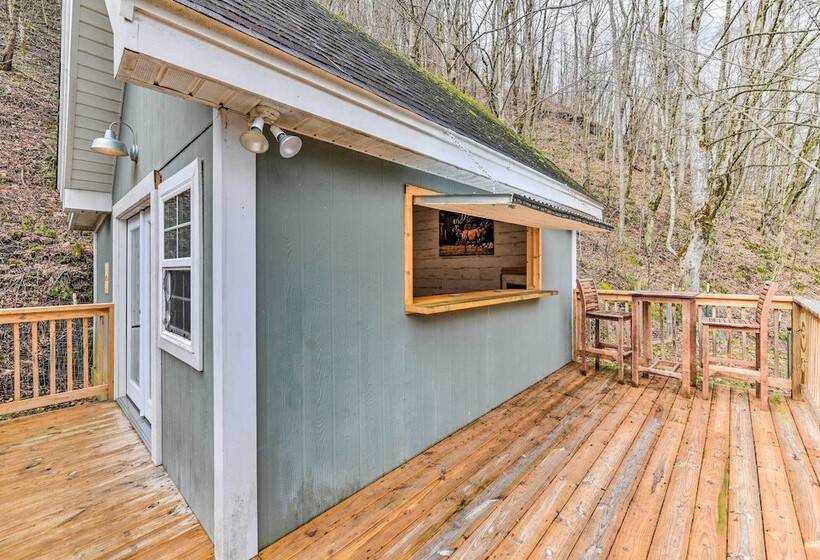 Pet Friendly Home W/ Deck + Mountain Views!