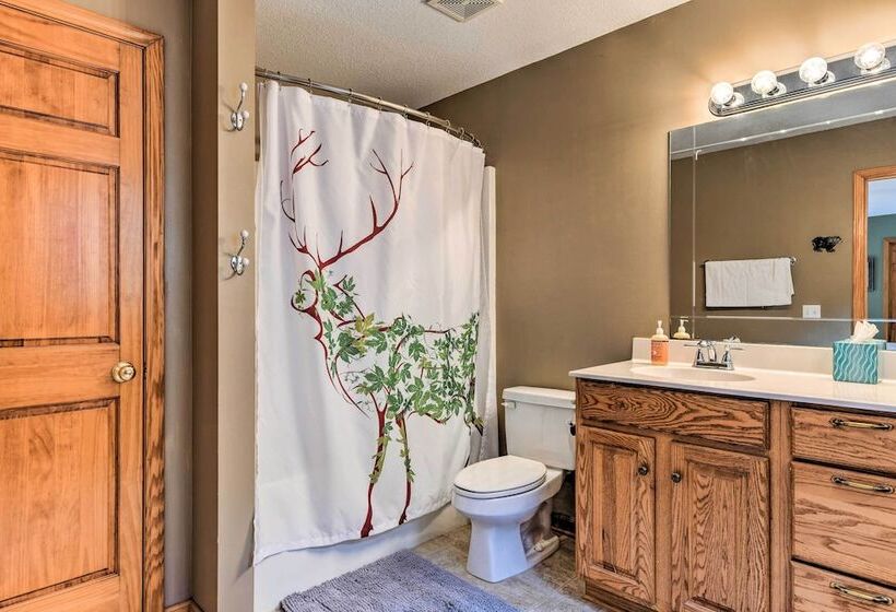 Pet Friendly Home W/ Deck + Mountain Views!