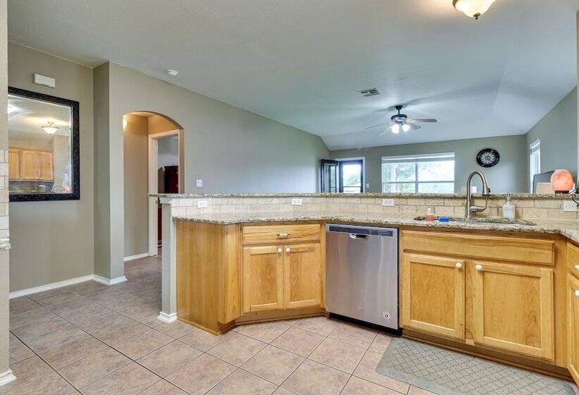 Pet Friendly Round Rock Escape W/ Hot Tub!