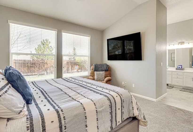 8 Mi To Dtwn Reno: Sparks Escape W/ Fenced Yard