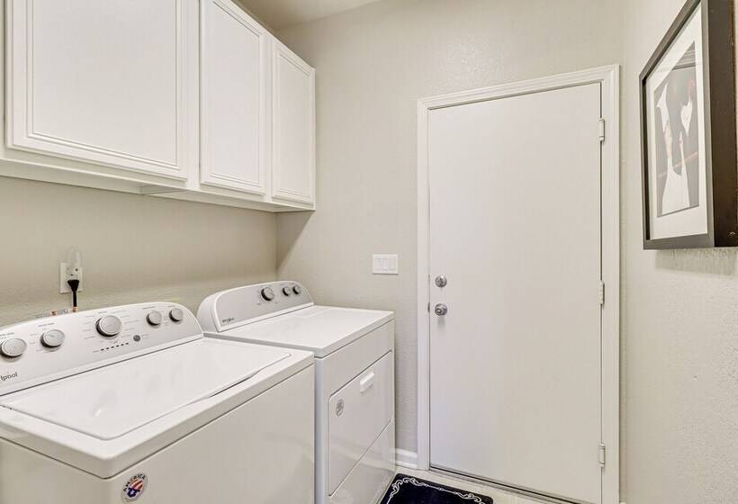 8 Mi To Dtwn Reno: Sparks Escape W/ Fenced Yard