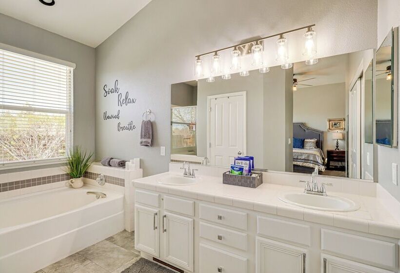 8 Mi To Dtwn Reno: Sparks Escape W/ Fenced Yard