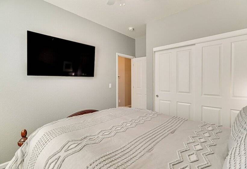 8 Mi To Dtwn Reno: Sparks Escape W/ Fenced Yard