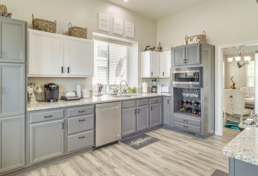 8 Mi To Dtwn Reno: Sparks Escape W/ Fenced Yard