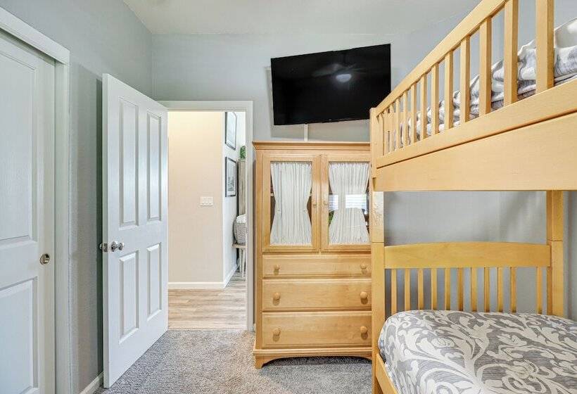 8 Mi To Dtwn Reno: Sparks Escape W/ Fenced Yard