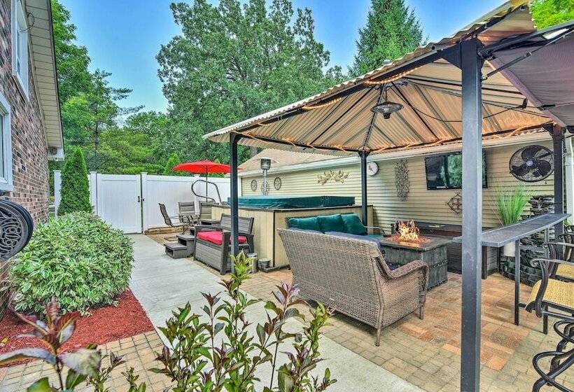 Pet Friendly Taylor Home W/ Backyard Oasis!