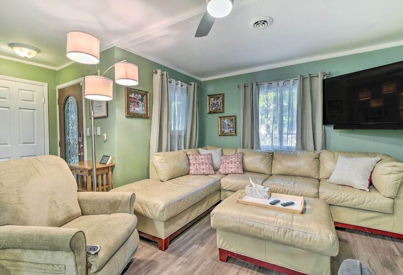 Pet Friendly Taylor Home W/ Backyard Oasis!