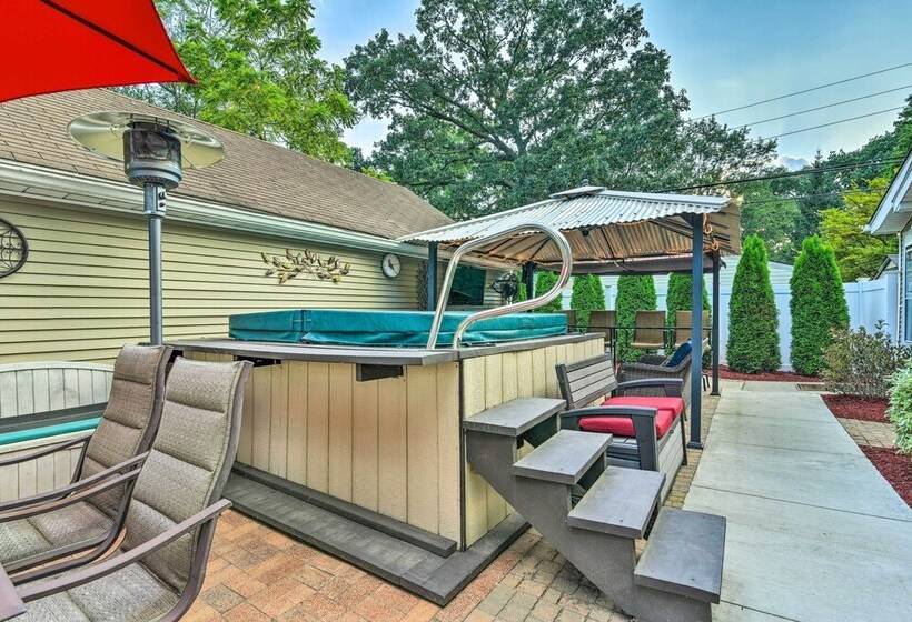 Pet Friendly Taylor Home W/ Backyard Oasis!