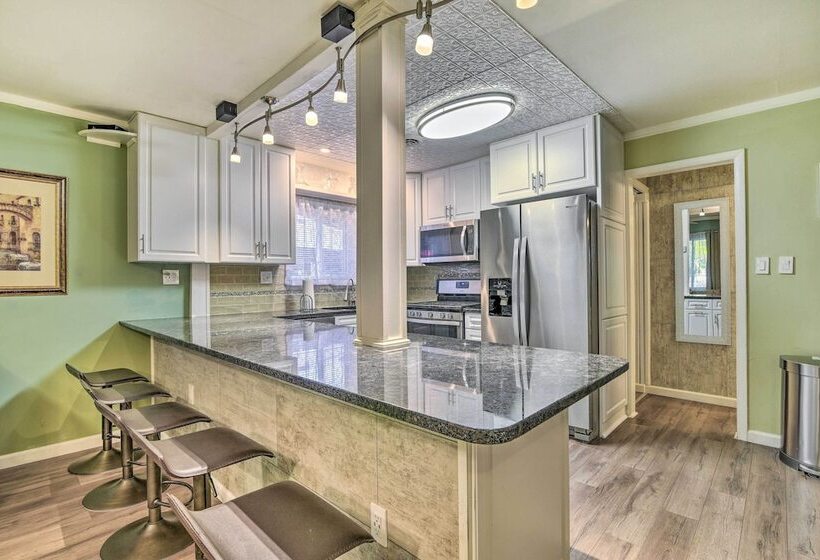 Pet Friendly Taylor Home W/ Backyard Oasis!