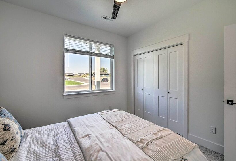 Picturesque Moses Lake House W/ Boating Dock