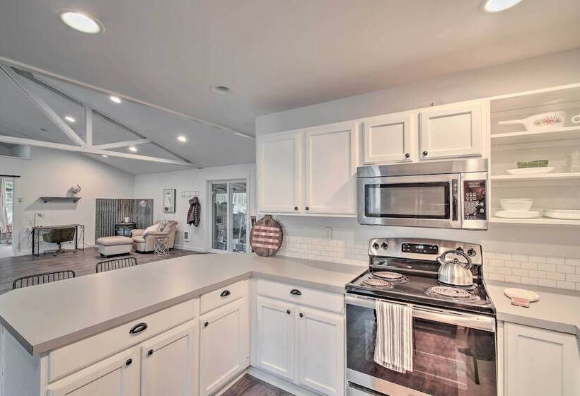 Quaint, Cozy Outdoor Retreat Near Mt Rainier!