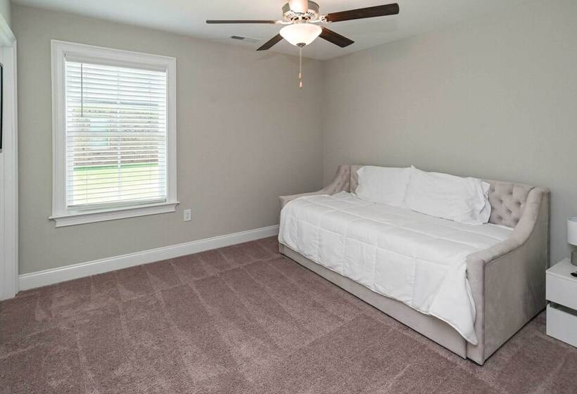 Quiet Family Home 15 Mi To Dtwn Huntsville!