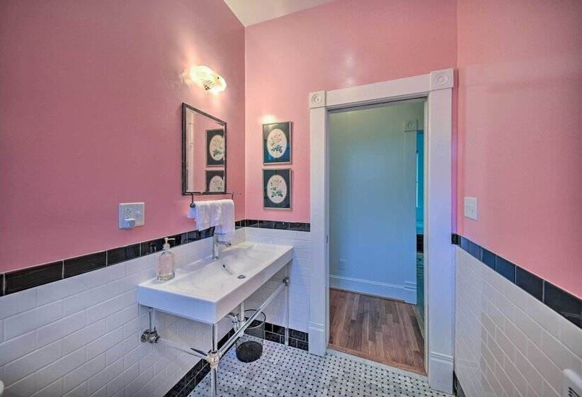 Radiant Gloucester House W/ Private Porch!