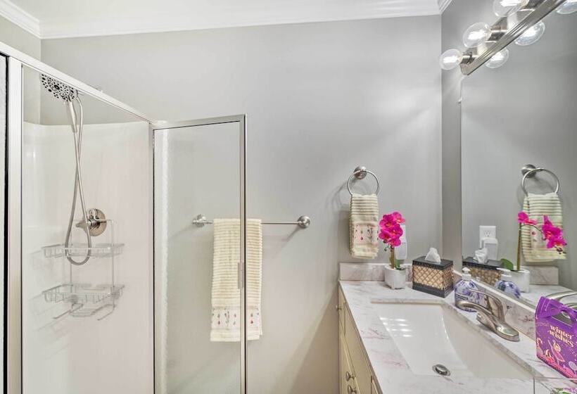 Ranch Style Home 7 Mi To Downtown Greensboro!