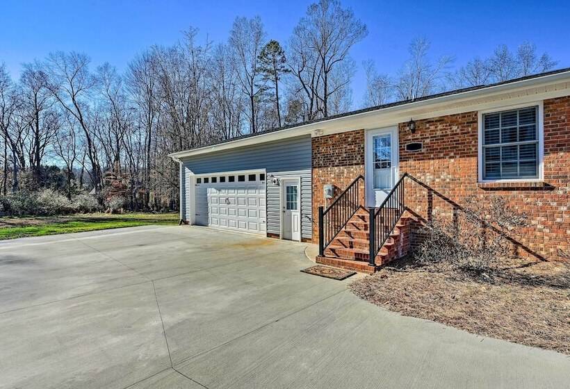 Ranch Style Home 7 Mi To Downtown Greensboro!