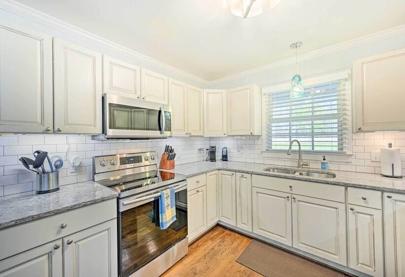 Ranch Style Home 7 Mi To Downtown Greensboro!