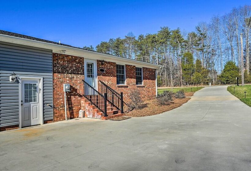 Ranch Style Home 7 Mi To Downtown Greensboro!