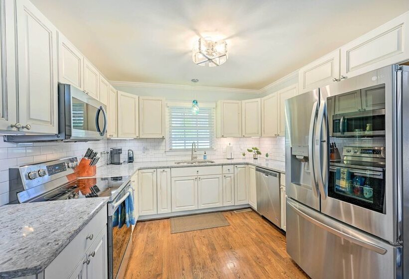 Ranch Style Home 7 Mi To Downtown Greensboro!