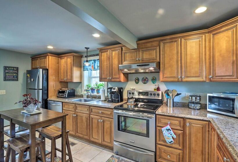 Remodeled Farmhouse In Waterford Near 2 Beaches!