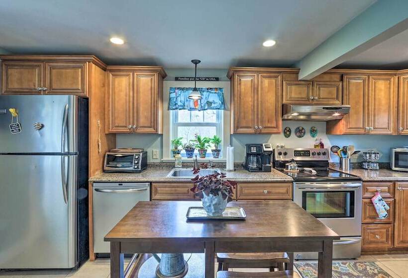 Remodeled Farmhouse In Waterford Near 2 Beaches!