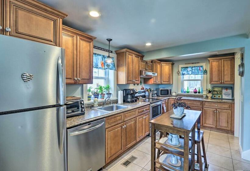 Remodeled Farmhouse In Waterford Near 2 Beaches!