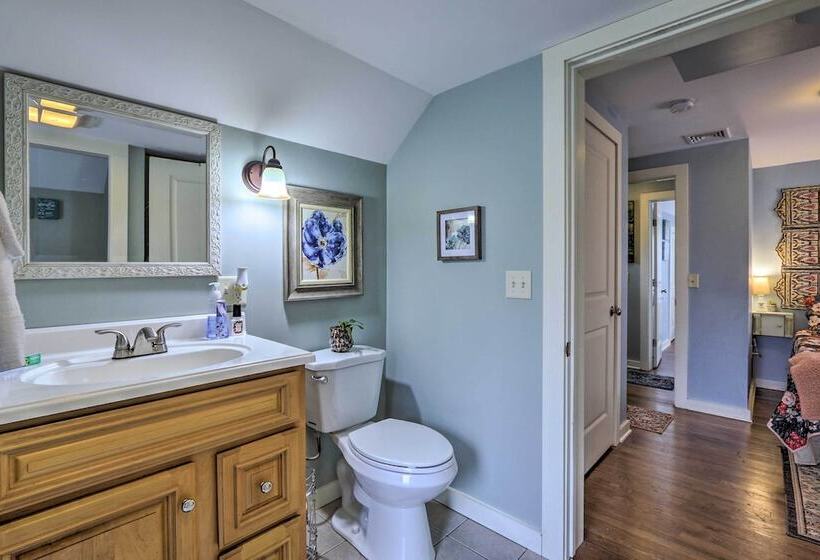 Remodeled Farmhouse In Waterford Near 2 Beaches!